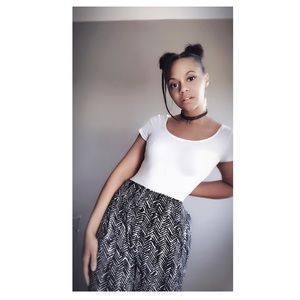 Wide legged,black & white print pants w pockets